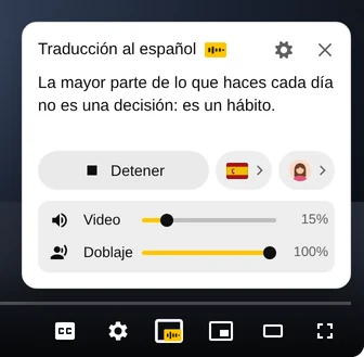 Panel de Audio Translator durante la voz en off con la frase que se lee, el botón Detener, el idioma, la voz y los controles Video y Doblaje